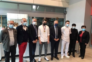 « Que ce soit dans l’entreprise PAGNIER ou en se plongeant dans le quotidien des apprentis du CFA du Jura, Joël FOURNY, président de la Chambre de Métiers et de l’Artisanat de France, a pu découvrir aux côtés d’Emmanuel POYEN, président de la CMA BFC, les diversités exprimées par la filière… ».