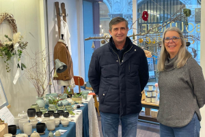 « Il s’est accordé du temps pour rencontrer et discuter avec chacune des professionnelles de l’artisanat d’art qui dévoilaient leurs travaux le jour de l’inauguration. Jean-Pierre RICHARD, nouveau président de la Chambre de Métiers et de l’Artisanat, a éprouvé de la fierté devant tant de belles choses… ».