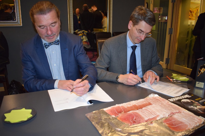 « Avant que ne soit officialisé le lancement de ces produits d’excellence, récompensés au Concours général agricole 2019 le 18 mars, le groupe SCHIEVER et les établissements DUSSERT avaient procédé à la signature d’une convention de partenariat à LUZY en janvier. Une manière de consolider des relations durables depuis cinquante ans entre les deux entités…et leurs dirigeants actuels, Vincent PICQ et Arnaud SABATIER… ».