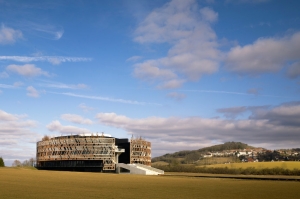 « Entre les Bourguignons et les Morvandiaux, le courant a du mal à passer. On peut s’interroger sur les origines de ce profond malaise qui prend sa source du temps de la Gaule de Vercingétorix. Trahi par les Eduens (les Morvandiaux de l’époque), il perdit la bataille d’Alésia (photo) et se rendit à un César victorieux…Les descendants des Burgondes leur en veulent-ils encore ? ».
