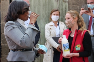 « Rien de tel qu’un bon verre de lait frais pour évoquer le poids des producteurs dans le pays ! La ministre en charge de l’Egalité des chances Elisabeth MORENO s’est régalée d’une double dose du savoureux nectar lacté que lui a proposé la productrice Mélanie VARACHE. Quand l’utile pour évoquer le sort des producteurs rejoint l’agréable qui titille durablement le palais… ».