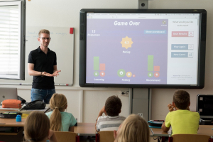 « L’obscurantisme est de retour en France après l’assassinat d’un professeur de français, tué par arme blanche, près du lycée où il enseignait à Arras. Ne pas apprendre, ne pas comprendre, ne pas penser pour mieux asservir les moutons que l’on manipule… ».