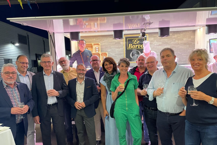 « Après l’effort, le réconfort pour le bureau de la CPME de l’Yonne lors de la soirée « guinguette » concoctée au CIFA de l’Yonne dans le cadre des finales nationales des WOLRDSKILLS. Le président Olivier TRICON et le double candidat de la liste FFB/CPME, Baptiste CLERIN, ont profité de ce temps de détente agréable… ».