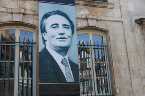 « Beaucoup d’Auxerrois sont venus rendre un ultime hommage à leur ancien député-maire Jean-Pierre SOISSON, disparu à l’âge de 89 ans cette semaine, en signant les registres de condoléances placés dans les salons de l’hôtel de ville. La classe politique, partenaires comme adversaires, aura été unanime pour reconnaître les qualités de ce personnage haut en couleurs…et à la longévité politique exceptionnelle ».