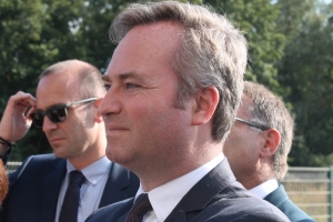 « En déplacement en Côte d’Or et dans l’Yonne, une délégation de onze ambassadeurs français fera étape à Auxerre le vendredi 30 août. Ils y seront accueillis par le Secrétaire d’Etat en charge de l’Europe et aux Affaires étrangères, Jean-Baptiste LEMOYNE (visuel) ainsi que le préfet de l’Yonne, Patrice LATRON et la présidente de la Région, Marie-Guite DUFAY. User de l’économie diplomatique représente un sas facilitateur auprès des entreprises désireuses de conforter leur positionnement à l’international, voire de s’y installer… ».