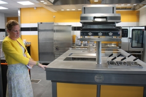 « Preuve de sa bonne santé comme l’a précisé Delphine ENGELVIN, responsable Développement, le CIFA de l’Yonne a choisi l’autofinancement à hauteur de 50 % des travaux pour son projet de restructuration du pôle gastronomie. Un pôle fréquenté par 250 apprentis et une trentaine de stagiaires professionnels chaque année. La Région BFC est l’autre contributeur financier de ce chantier… ».