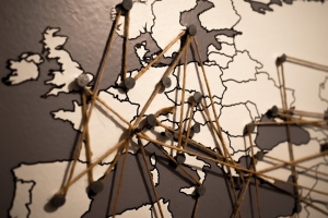 « Qui sont les 0,02 % en faveur de l’Europe ? Ce sont ceux qui bénéficient de ses largesses à Bruxelles, à Strasbourg et où se retrouvent tous les « politiques » recyclés dans un Parlement européen qui ne sert rigoureusement à rien. Ce sont des bureaucrates qui se meuvent dans de multiples organismes dérivés et quelques idéologues de tout poil… ».