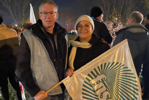 « Signataire de la pétition des six cents parlementaires français contre les accords en l’état du MERCOSUR, la sénatrice de l’Yonne Dominique VERIEN est venue apporter son soutien aux représentants de la FDSEA 89 (Damien BRAYOTEL, son président) et aux Jeunes Agriculteurs sur le rond-point de l’Europe lors de la manifestation lundi soir à Auxerre… ».