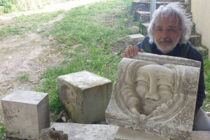 « Le sculpteur Ugo GUTTADORO accueillera les visiteurs de cette immersion au cœur de la créativité et de l’imaginaire dans son atelier à l’instar de treize de ses confrères répartis dans cinq autres endroits du village. A voir jusqu’au 24 mai… ».