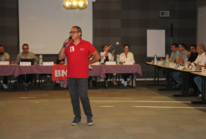 « A la baguette, tel un chef d’orchestre expliquant leurs gammes aux musiciens, Francis MOREAU, président du BNI Auxerre, a donné le tempo de cette rencontre informative, ouverte à une soixantaine de dirigeants d’entreprise dans un souci de vulgarisation. Lucien BONNENFANT, délégué départemental, devait tout résumer en une phrase : « le BNI, c’est une réunion de commerciaux qui ne coûte pas cher ! ». Business, quand tu nous tiens ! ».