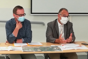 « La première tranche de travaux sur la RD 965 entre Pourrain et Villefargeau débutera le 31 août. Comme l’a expliqué l’élu du CD 89 Christophe BONNEFOND (à droite), la structure de la chaussée retrouvera une nouvelle jeunesse après plusieurs années d’usure marquée par la sécheresse… ».