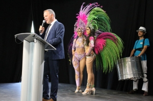 « Seul sur la scène ou accompagné en arrière-plan de la formation de danse latino AQUARELA, le directeur de Centre France Parc Expo Auxerre, Sébastien FUENTES, s’est félicité d’accueillir les officiels et les premiers visiteurs sur la 90ème édition de la Foire. Une animation organisée dans un climat très particulier… ».