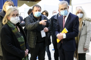 « Vacciner sans interruption de 08 h à 19 heures les premiers bénéficiaires de l’antidote : tel est l’enjeu de la mise en place de ce centre de vaccination ouvert depuis une semaine salle René Binet à Sens. C’est aussi la résultante d’une collaboration multipartite fructueuse entre l’Agglo, le milieu hospitalier, le monde médical, l’Etat et l’Agence régionale de Santé…Et de la réactivité ! ».