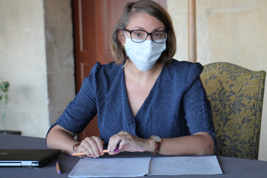 « Les dernières tendances communiquées par la déléguée départementale de l’Agence Régionale de Santé Eve ROBERT augurent d’une situation qui devrait empirer dans les jours à venir si rien ne vient juguler la circulation du virus. Pour autant, l’Yonne, à l’instar de son voisin la Nièvre, ne connaît pas encore le couvre-feu… ».