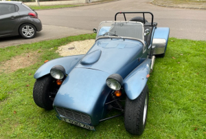 « Une très belle sujette de sa Très Gracieuse Majesté s’est invitée malgré le brouillard à l’inauguration de la manufacture de poterie NORMAND à Champignelles ce samedi en matinée… ».