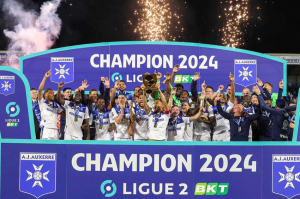 « C’est fait au terme de cet incroyable championnat de Ligue 2, l’AJ Auxerre remporte le titre haut la main et accède à l’élite une année après l’avoir quittée. Suffisamment rare pour être signalé qu’un club effectue le yo-yo de la sorte en l’espace d’une unique saison. Gageons que le rêve en bleu et blanc dure le plus longtemps possible, dorénavant… ».
