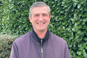 « Détendu, souriant, il a troqué la cigarette pour la vapoteuse, le président de la Chambre des Métiers et de l’Artisanat de l’Yonne et de la CAPEB 89, Jean-Pierre RICHARD ! Serait-ce un signe de sérénité qui correspond au maintien du nombre des adhérents au sein de la Confédération de l’Artisanat et des Petites Entreprises de l’Yonne à la fin 2023 ? ».