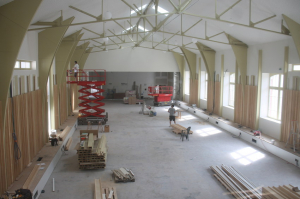 « Dans le cadre de sa tournée des grands chantiers auxerrois, le cortège municipal de la Ville d’Auxerre s’est accordé quelques instants de contemplation des travaux de la salle des fêtes Vaulabelle, un site totalement méconnaissable après la majeure partie de ses travaux d’isolation et d’embellissement… ».