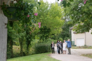 « L’agence de développement Yonne Tourisme reste mobilisée aux côtés des communes afin de les sensibiliser et les accompagner dans le cadre de la labellisation « Villes et Villages Fleuris » dont elle a la charge… ».
