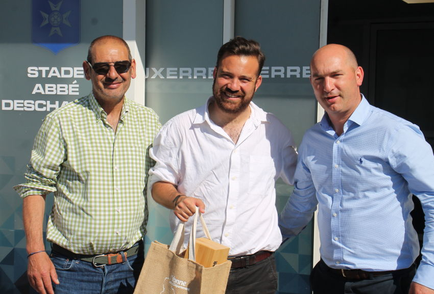  « Le team-manager de l’équipe de football olympique du Mexique Francisco SERRA  a été accueilli par Baptiste MALHERBE, directeur de l’AJA (à droite) et Philippe LALA, directeur de Projet territorial au sein du Département (à gauche)… ». 