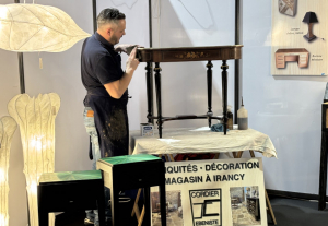 « Pendant trois jours, le parc des expositions d’Auxerre accueille le Salon de l’Habitat et de l’Immobilier, une manifestation concoctée par la société de Maine-et-Loire, LEO, spécialiste de l’organisation événementielle en France. Huit mille visiteurs y sont attendus pour découvrir les nouveautés de plus de 120 exposants dont celles de l’ébéniste Julien CORDIER, esthète en la matière… ».