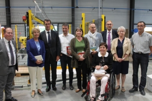 « La SCOP de Clamecy a profité du déplacement de la présidente de la Région Marie-Guite DUFAY pour dévoiler la stratégie de développement d’un robot numérisé, « Gutenberg One », pouvant prétendre révolutionner la filière de l’édition et du livre. Les perspectives y sont étonnantes. Déjà le Canada et certaines îles des Antilles se disent prêts à investir. Le concept a besoin d’un coup de pouce sous la forme d’une levée de fonds de 2 millions d’euros pour prendre forme et créer ses premiers produits générateurs de chiffre d’affaires… ».