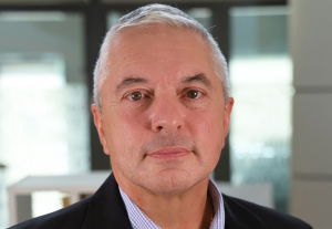 « A 59 ans, Yann LE GUILLOUX, dirigeant bancaire originaire de Bretagne s’installe à Dijon où il intègre le directoire de la Caisse d’Epargne de Bourgogne Franche-Comté en qualité de membre, en charge du Pôle Banque de détail. Une fonction qu’il maîtrise à la perfection et qui lui a permis durant onze ans de faire progresser les résultats de la CE de Midi-Pyrénées où il exerçait jusque-là… ».