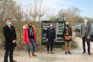 « Le déploiement de la fibre optique se poursuit dans l’Auxerrois pour l’opérateur ORANGE. C’est au tour de la commune de Villefargeau de bénéficier de l’installation d’une seconde armoire de connexion. Un nouveau pas en avant pour le déployeur régional piloté par Véronique MORLIGHEM aux côtés de Alexandre ORCEL, Malika OUNES, Arminda GUIBLAIN et Pascal BARBERET… ».