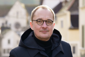 « Divorce à la tonnerroise pour le binôme de vice-présidents de la Communauté de communes Le Tonnerrois-en-Bourgogne Emilie ORGEL et Cédric CLECH ! Désapprouvant les orientations budgétaires de l’intercommunalité et soulignant de sérieux dysfonctionnements, les deux élus de Tonnerre reprennent donc leurs destins en main après leurs démissions. Parés à agir en toute liberté… ».