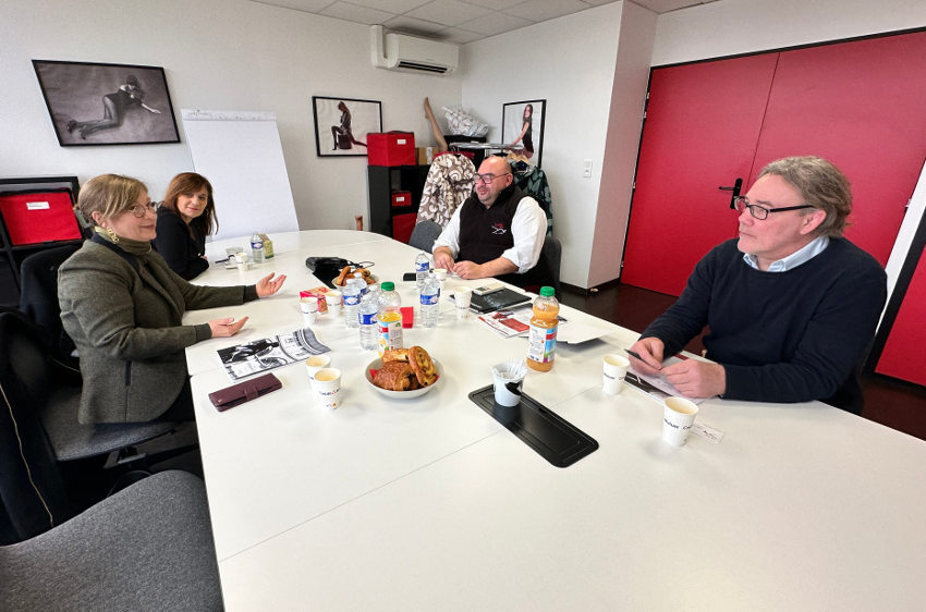 Dominique VERIEN découvre le saint des saints du collant « fantaisie » national : la visite d’une sénatrice aux bas nylon !