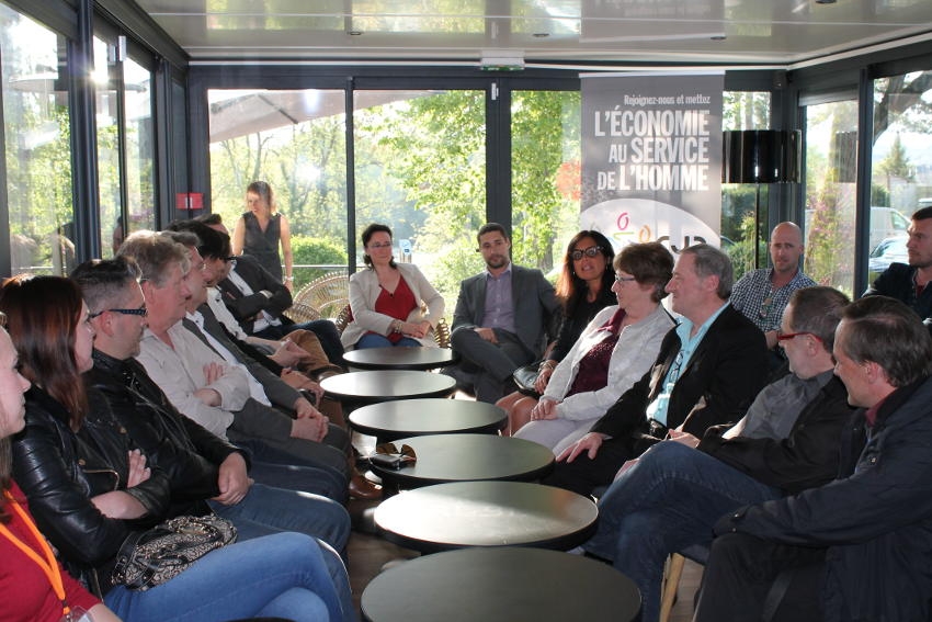 « C’est dans le cadre verdoyant du bar à champagne « SO FOLIE » à Auxerre que les responsables du CJD de l’Yonne ont donné rendez-vous à une vingtaine de chefs d’entreprise et cadres supérieurs ce lundi 23 avril pour séduire de nouvelles recrues. Chaque année, l’organe associatif, plus ancienne structure patronale de France, propose ces séances explicatives, conjuguées à la convivialité pour faire croître son réseau… ».