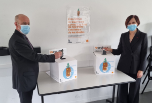 « Il y a quelques jours, Véronique MORLIGHEM a initié une nouvelle campagne de collecte et de recyclage des portables usagés en Saône-et-Loire. Une action bénéfique puisque alimentant les caisses d’Emmaüs International. Le 16 mars, la déléguée régionale d’Orange en Bourgogne sera à Chitry pour y annoncer la fin du déploiement de la fibre optique sur la commune… ».