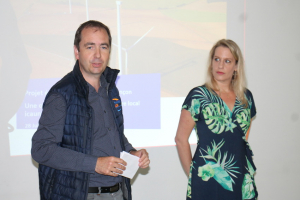 « La FRTP et WPD sont à l’unisson sur le projet du parc éolien des Hauts de l’Armançon ! Les entrepreneurs de la filière travaux publics de l’Yonne ont pris connaissance du futur grand chantier dont les appels d’offres débuteront en 2024. Priorité aux compétences des entreprises régionales, certes, mais à condition qu’elles s’inscrivent dans la transition environnementale…Sur la photo : Baptiste MANSANTI et Delphine POIRSON ».