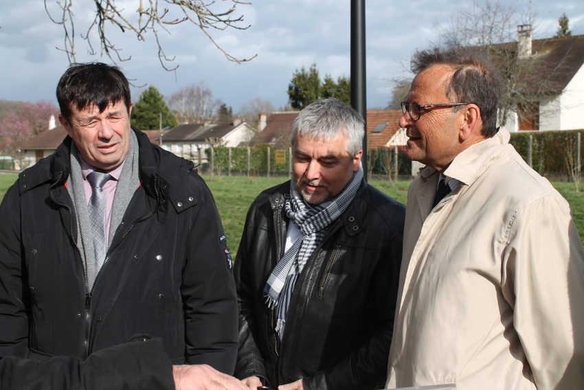 « Le vice-président de la Région Bourgogne Franche-Comté en charge de la cohésion territoriale, Eric HOULLEY (à gauche, aux côtés de l’élu régional Gilles DEMERSSEMAN et de Jean-Philippe SAULNIER-ARRIGHI, président de la CC Puisaye-Forterre) tirera les enseignements de ce dispositif d’ici la fin de l’année. Le contrat de territoire, favorable à la dynamique d’un secteur géographique, encourage l’émergence de nouveaux projets en matière d’aménagement et de développement. C’est un signe fort pour les territoires ruraux. Un signal que la présidente de l’exécutif, Marie-Guite DUFAY, encourage et accompagne depuis 2018 ... ».