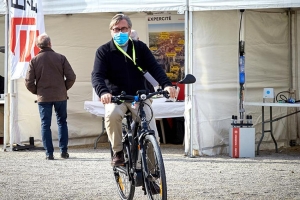 « Le prochain Salon de l’Eclairage Public et de l’Innovation porté par le SDEY et son président Jean-Noël LOURY se déroulera en extérieur devant la salle des fêtes de VENOY. Sa date a été arrêtée au jeudi 03 juin. L’an passé, dans un contexte sanitaire déjà complexe, 340 élus avaient effectué le déplacement pour y découvrir les nouvelles solutions énergétiques… ».