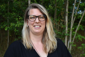 « Anne-Sophie LEMIRE-BOUNON n’a pas hésité à franchir le cap la menant vers l’entrepreneuriat au moment le plus aigüe de la crise sanitaire en 2020. A la tête de son commerce itinérant, elle sillonne le territoire de l’Yonne avec des produits du terroir. Que du bonheur ! ».