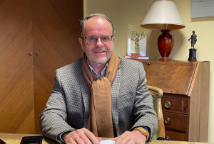 « Il occupe depuis plusieurs semaines le fauteuil de président de la Chambre de Commerce et d’Industrie de l’Yonne, à la suite d’Alain PEREZ. Thierry CADEVILLE examinera le projet de mandature et ses différents grands chantiers à accomplir le 10 mars aux côtés des 36 élus de l’organisme consulaire ».