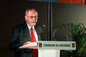 « Le maire de la commune, Dominique CHAMBENOIT, fidèle à la tradition, a présenté ses vœux à ses administrés de Chevannes lors d’une cérémonie haute en couleurs, avec la présence du journaliste de France 2, Jean-Claude ALLANIC et de Christophe PAYMAL. Juste avant de déguster les fameuses galettes de Laurent BISSON ! ».