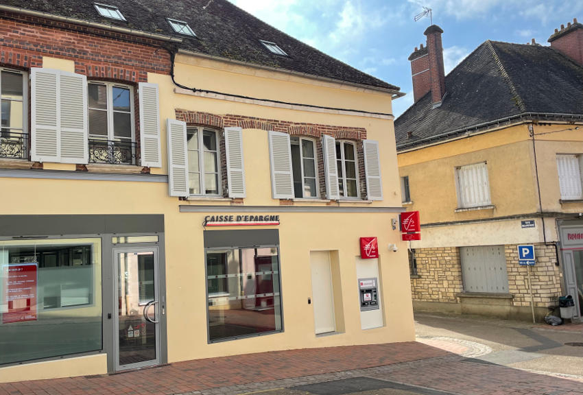 « Déclinant ses offres de services et autres placements financiers à travers un maillage de 27 agences dans l’Yonne, la Caisse d’Epargne de Bourgogne Franche-Comté recherche en ce moment trois postes de conseillers commerciaux sur ce territoire. Prérequis : posséder un Bac +3 et une appétence à la relation à l’autre tout en ayant le sens du commerce… ».