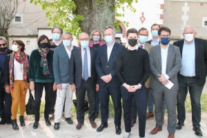 « La plupart des colistiers de Jean-Philippe SAULNIER-ARRIGHI et de Muriel VERGES-CAULLET se sont retrouvés à Coulanges-la-Vineuse pour la présentation de la liste « La Région, partout et pour tous » qui incarne la politique de la majorité présidentielle. Leur chef de file Denis THURIOT, maire de Nevers, a pu ainsi dévoiler les fondamentaux de son programme adoubé par le secrétaire d’Etat Jean-Baptiste LEMOYNE… ».