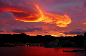 « La photographe Liliane PECHENOT a accroché aux cimaises de la galerie MOUV’ART à Auxerre une série de clichés incandescents, en harmonie avec « l’heure bleue », instant magique entre la tombée du jour et le début de la nuit… ».