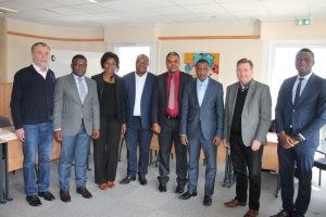 « Accueillie par le président international de l’association Habitat et Francophonie, Jacques HOJLO, une délégation ivoirienne conduite par le député Honorable Mamadou DIOMANDE est venue présenter les projets du CIRADE, le Cercle Ivoirien de réflexion et d’action pour le développement. Avec à la clé : une probable convention de partenariat entre les deux structures ? ».