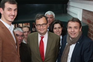 « Retrouvailles studieuses mais également conviviales pour les représentants icaunais de la formation AGIR La Droite Constructive qui soutient la politique du président de la République ce vendredi 04 septembre à Coulanges-la-Vineuse. Le directeur général du mouvement, François MOREAU, participera à ces échanges de travail… ».