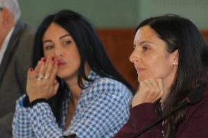 « Maud NAVARRE (au premier plan) et Farah ZIANI, toutes deux élues de l’opposition à Auxerre, diffuseront sur leurs propres comptes Facebook ce jeudi en fin d’après-midi la séance du conseil municipal. Un rendez-vous important avec le vote du budget 2022 et la présentation du plan pluriannuel d’investissement… ».