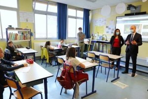 « Le ministre de l’Education nationale et de la Jeunesse Jean-Michel BLANQUER en visite dans une école ce vendredi a dévoilé les arcanes du plan « Vacances apprenantes » dont pourrait bénéficier un million d’enfants et d’adolescents cet été. Le dispositif recevrait une manne financière de 200 millions d’euros pour son fonctionnement. Mais, certains syndicats d’enseignants ne semblent pas convaincus de sa pertinence… ».