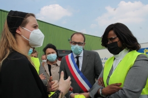 « En visite à Joigny au sein de la société FIMM (conception de matériel de manutention), la ministre délégué à l’Egalité des chances Elisabeth MORENO a salué le courage et le volontarisme de la cheffe d’entreprise Julia CATTIN (à gauche) qui a 34 ans a succédé à son père après la disparition de ce dernier. Un modèle d’adversité pour promouvoir l’entrepreneuriat au féminin… ».