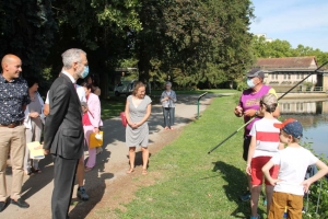 « Le préfet de l’Yonne Henri PREVOST a visité aux côtés du nouveau maire d’Auxerre et président de l’Agglo de l’Auxerrois Crescent MARAULT les installations du « Green Stadium » à l’Arbre-Sec. Un gage de cohésion sociale et d’implications réussies au service des enfants des quartiers… ».