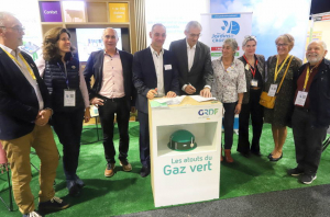 « Le président de la Chambre d’Agriculture 89, Arnaud DELESTRE, Eric PASSETTI, directeur régional de l’Yonne à GRDF, Leslie ARNOULT, conseillère Collectivités Territoriales Yonne à GRDF et Etienne HENRIOT, administrateur aux Jardins de la Croisière, entre autres, se sont retrouvés sur le stand GRDF à l’heure de la signature du renouvellement de la convention de partenariat ».