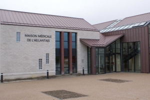 « Les onze mille cinq cents habitants du canton, articulé autour de treize communes, profitent depuis peu des bienfaits salvateurs d’une maison de santé flambant neuve érigée sur la localité de MONTHOLON. La CC présidée par Mahfoud AOMAR ne s’arrête pas en si bon chemin : le budget de reconstruction du gymnase, un projet de trois millions d’euros, a été voté. Les sportifs devraient intégrer les lieux début 2021… ».