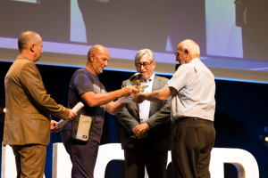 « Lors du dernier congrès national de la FNCCR accueilli à Besançon, la Fédération nationale des Collectivités Concédantes et Régie a organisé une remise de prix visant à distinguer les territoires les plus engagés par des « Grands Prix Nationaux ». Pour le SDEY, son président Jean-Noël LOURY a reçu un prix pour la commune de Monéteau, très investie dans la valorisation de la transition énergétique… ».